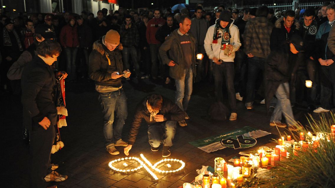 Hunderte Menschen nahmen in Eilvese und Hannover Anteil an Enkes Tod.