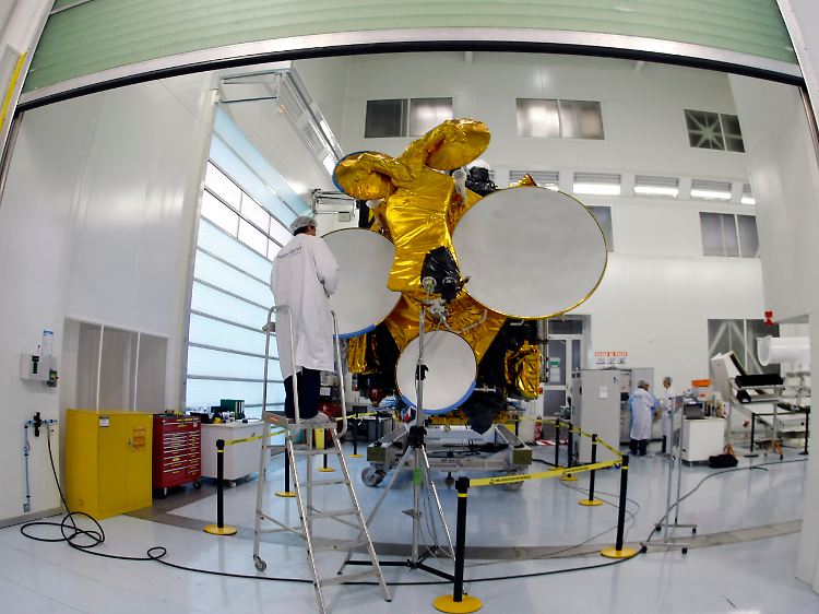Stark in den Bereichen Rüstung, Luft- und Raumfahrt: Hier schraubt ein Thales-Techniker am Kommunikationssatelliten W7, der noch im November von Baikonur aus ins All geschossen werden sollte.