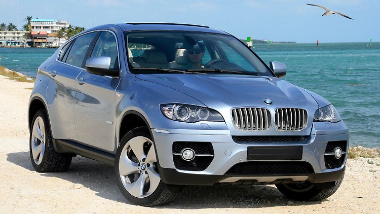 An der leichten Wölbung auf der Motorhaube ist der Hybrid-BMW vom herkömmlich angetriebenen X6 zu unterscheiden.
