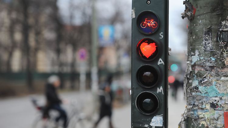 Nicht überall gibt es Radfahrerampeln. Auf der Straße gelten dann die gleichen Vekehrszeichen wie für Autos.