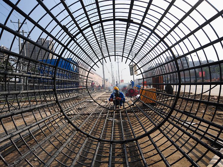 Armierungsstahl soll in der Millionenstadt Hefei eine Betonsäule verstärken: Wenn die Industrieproduktion zunimmt, wirkt sich das auch auf die Baubranche aus.