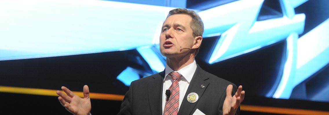 Opel-Chef Karl-Friedrich Stracke in Genf bei der Pressekonferenz über die Kooperation von Opel mit PSA.