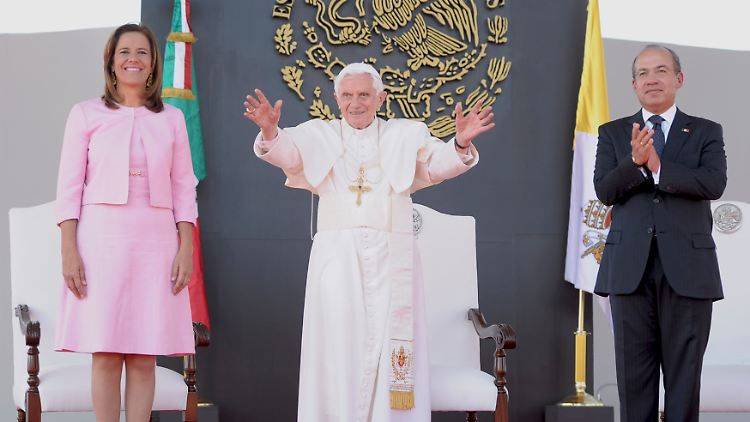 Benedikt XVI. neben der mexikanischen First Lady und Staatchef Calderón.