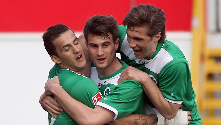 Greuther Fürth hat das Pokaldrama gegen Borussia Dortmund bestens verdaut und sich gegen den KSC mit drei Toren und drei Punkten therapiert.