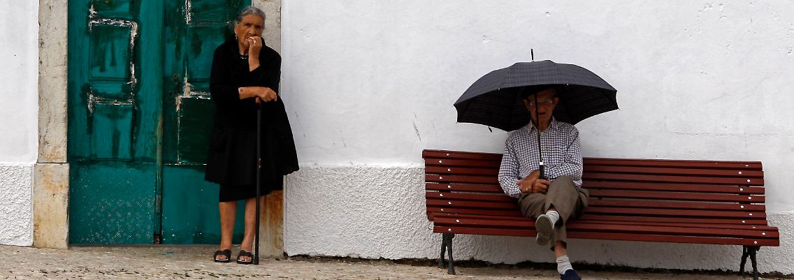 Ein Land geht am Stock: 150.000 Menschen sollen Portugal im vergangenen Jahr aus Angst vor Arbeitslosigkeit und Hunger verlassen haben.