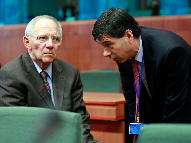 Vitor Gaspar (r., mit Bundesfinanzminister Wolfgang Schäuble) will keine Änderungen der Rahmenbedingungen: Portugal kommt klar.