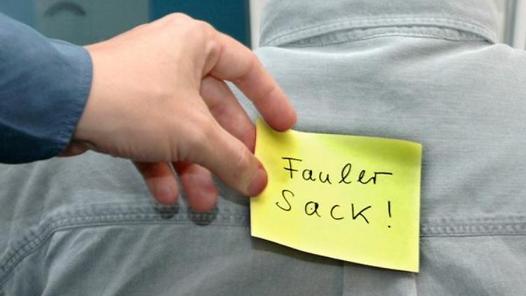 Schikanen und Mobbing im Job: Die Gefahr von Kollegenterror steigt laut Experten in Krisezeiten.