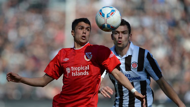 Mit dem 0:0 könnte Energie Cottbus dazu beigetragen haben, dass Neu-Dortmunder Leo Bittencourt (l.) im nächsten Jahr nicht mehr gegen St. Pauli spielen muss.