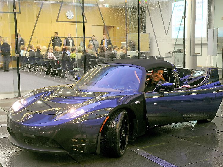 Matthias Busse freut sich über einen neuen Tesla: Der Projektkoordinator für Elektrofahrzeuge und Professor am Fraunhofer-Institut für Fertigungstechnik und angewandte Materialforschung (IFAM), nahm den serienreifen Elektro-Sportwagen Anfang November zu Forschungszwecken in Empfang.