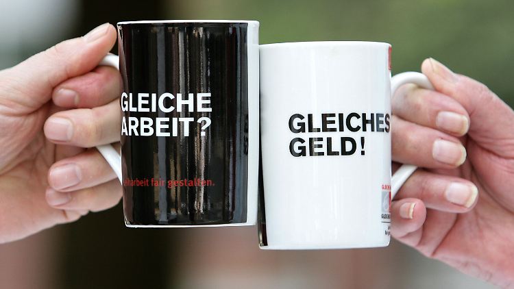 Bisher kein Grund zum Anstoßen: Zeitarbeiter erhalten deutlich weniger Geld für ihre Arbeit.