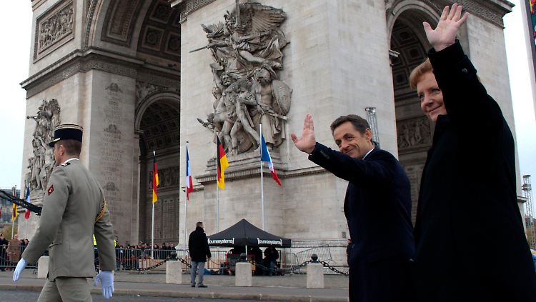 Merkel und Sarkozy vor dem Triumphbogen.