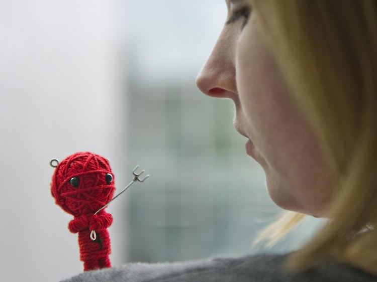 Unsere innere Stimme ist auch im Job immer präsent: Wenn sie zu kritisch ist, sollte man ihr einfach mal den Mund verbieten.