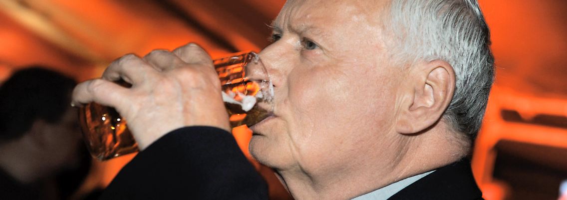 Erst mal ein Pils: Oskar Lafontaine.