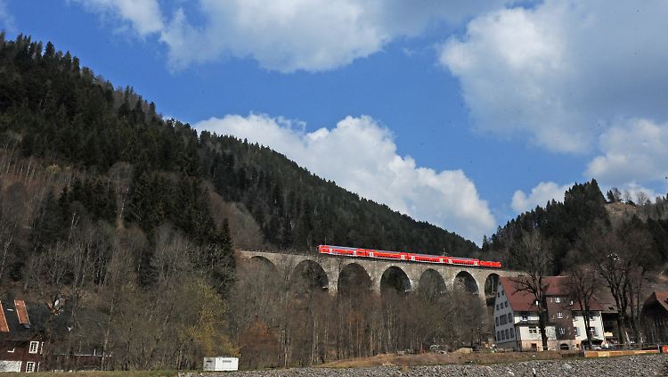 Ein Zug fährt bei Hinterzarten im Schwarzwald über das Ravenna-Viadukt.