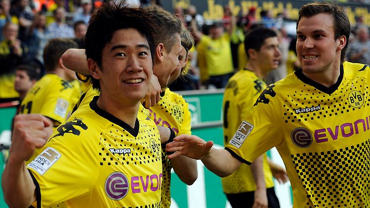 Jubel, Trubel, Heiterkeit: Die Dortmunder Shinji Kagawa und Kevin Großkreutz feiern in Köln.