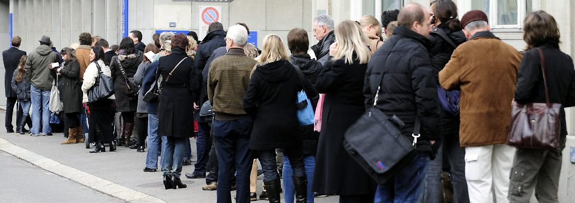 Solche Bilder gibt es aus Deutschland noch nicht. Schweizer stehen Schlange nach Impfstoff.