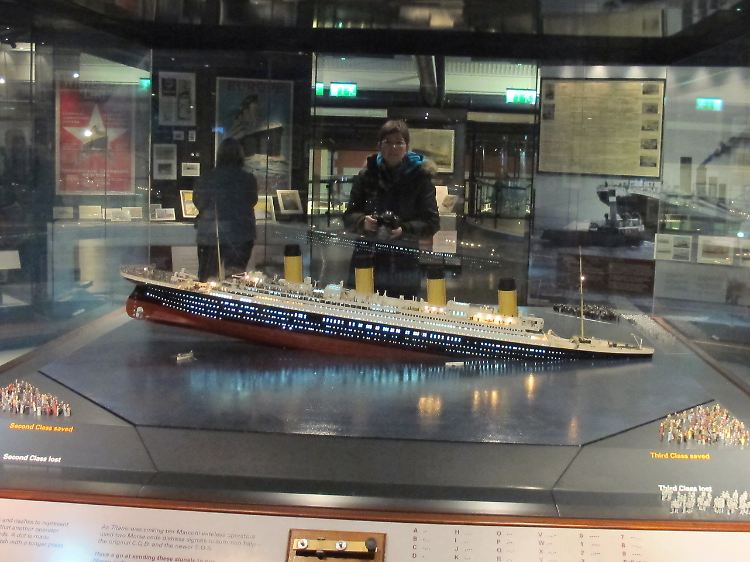 Besucher sehen sich in einem Schaukasten im Ulster Folk and Transportmuseum in Belfast an, wie die "Titanic" sinkt.