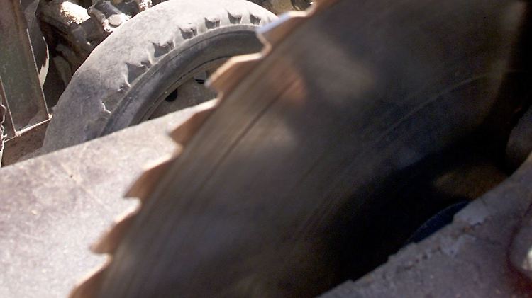Damit die Kreissäge die Gliedmaße abtrennen konnte, musste der Sicherheitsmechanismus ausgeschaltet werden.