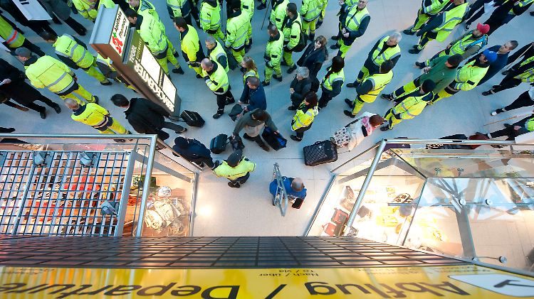 Streik in Flughafen Tegel Anfang März. Nach Angaben verschiedener Fluggesellschaften könnte die Hauptstadt auch beim neuen Warnstreik des Bodenpersonals betroffen sein.