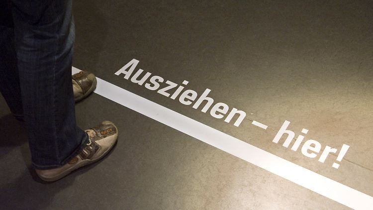 Die Aufschrift "Ausziehen hier" steht in einem Raum des ehemaligen Geschlossenen Jugendwerkhofes Torgau.