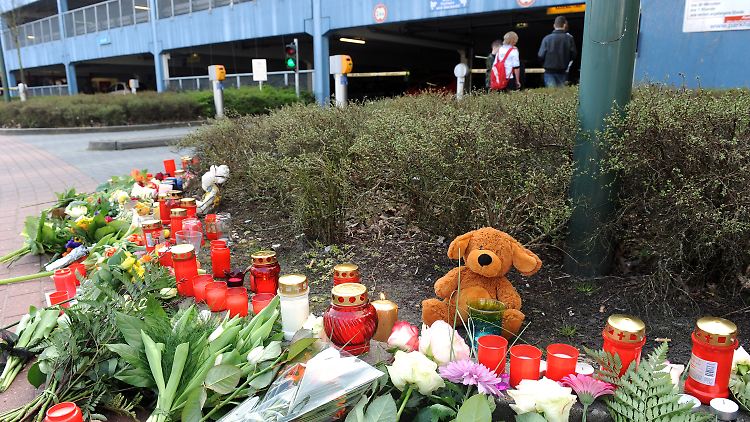 Bewohner der Stadt haben Blumen niedergelegt und Kerzen angezündet. In dem Emdener Parkhaus wurde die Elfjährige am Samstag tot gefunden.
