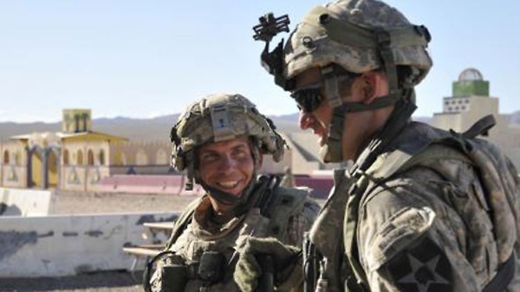 Robert Bales (l.) ist angeklagt, 17 Menschen getötet zu haben.