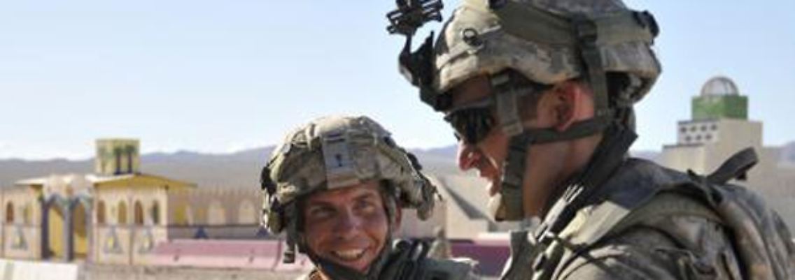 Robert Bales (l.) ist angeklagt, 17 Menschen getötet zu haben.