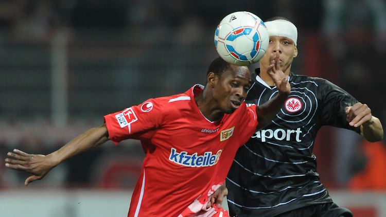 Unions Mittelfeldspieler Patrick Zoundi (l.) und Frankfurts Abwehrspieler Anderson im Zweikampf um den Ball. 
