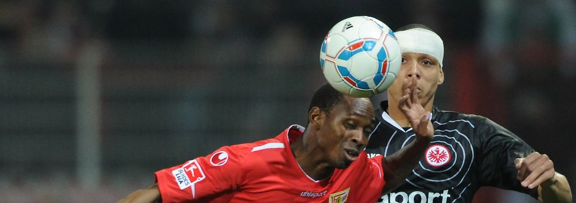 Unions Mittelfeldspieler Patrick Zoundi (l.) und Frankfurts Abwehrspieler Anderson im Zweikampf um den Ball.