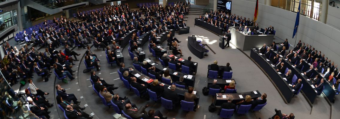 Der Bundestag, hier zusammen mit Mitgliedern des Bundesrats nach der Vereidigung des Bundespräsidenten Gauck, bewahrt sich weitgehend sein Mitspracherecht.