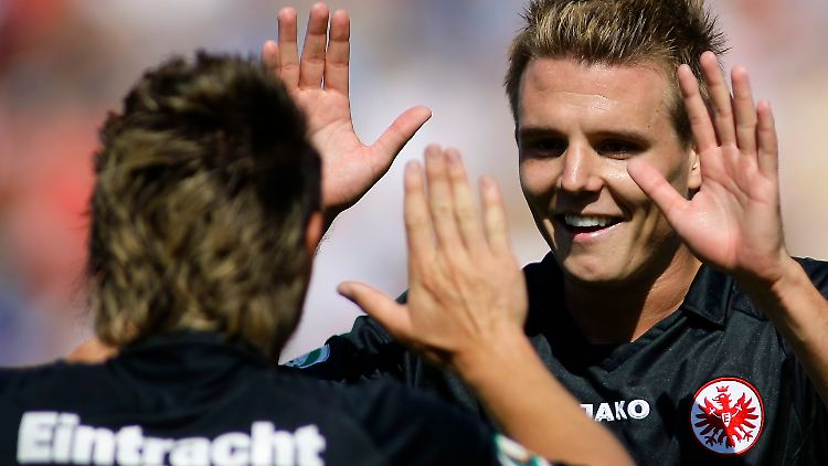 So wie die Spieler von Eintracht Frankfurt nach einem torreichen Sieg könnten sich auch die Händler an der Frankfurter Börse nach einem weiteren Tag mit Gewinnen abklatschen.