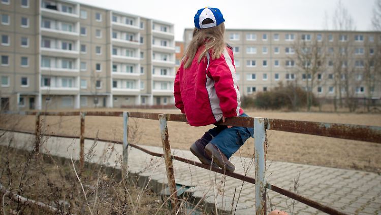 Als arm gilt laut der Studie, wer 60 Prozent des Durchschnittseinkommens verdient. Die Erhebung berücksichtigt die Anzahl der Kinder einer Familie.