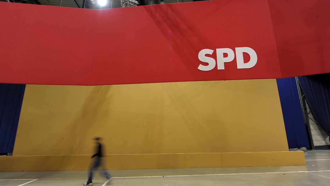 Noch sieht es leer aus in der Halle auf dem Dresdner Messegelände, in der am Wochenende der SPD-Parteitag stattfindet.