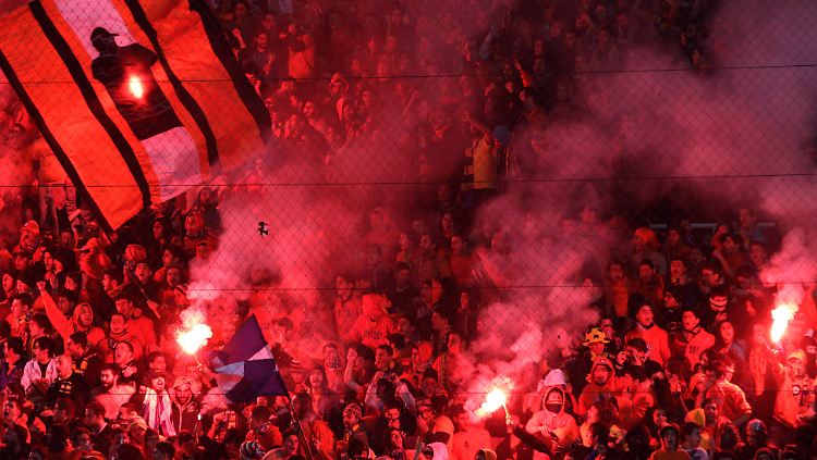 Sind auf Zypern Bengalos erlaubt? Vermutlich nicht. Die Fans von Apoel Nikosia zünden trotzdem welche.