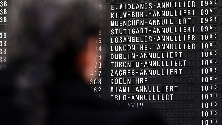 Deutschlandweit fielen hunderte Flüge aus. Es dauerte bis zum Nachmittag, bis sich der Flugverkehr wieder normalisierte.