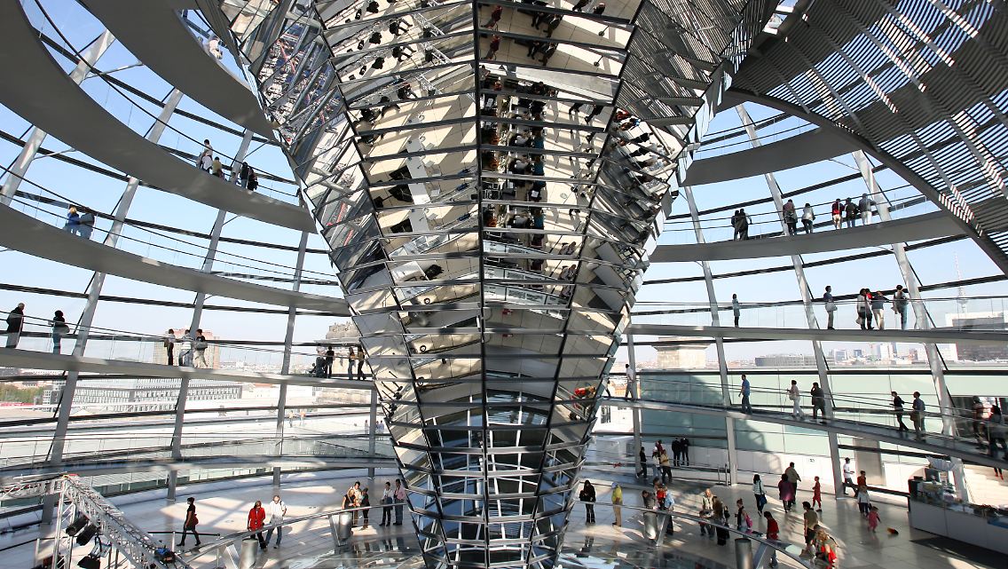 Hauptstädtische Attraktion: Touristen in der Kuppel des Reichstagsgebäudes.