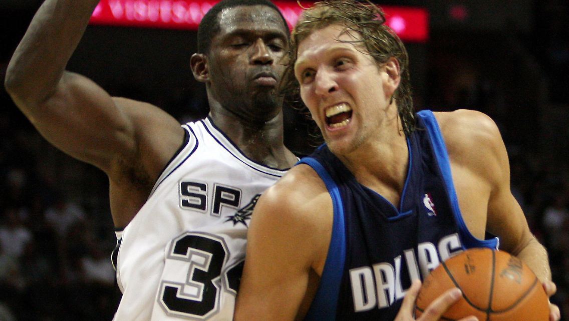 Dritte Saisonniederlage: Dirk Nowitzki setzt sich hier gegen Antonio McDyess von den San Antonio Spurs durch.