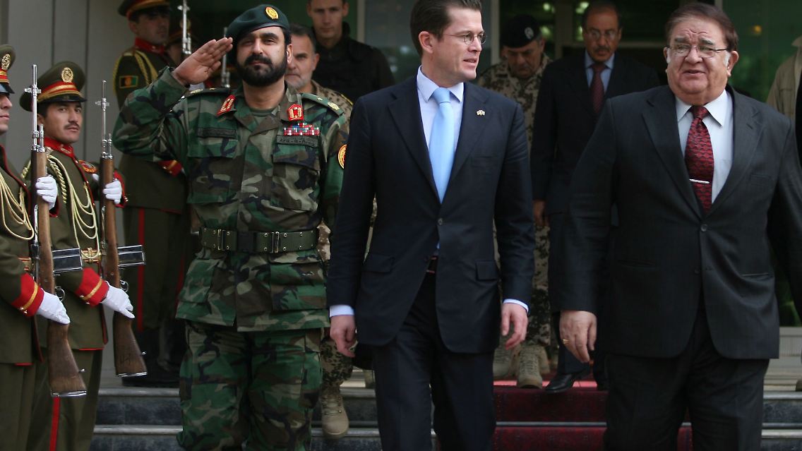 Guttenberg und sein afghanischer Amtskollege Wardak (r).