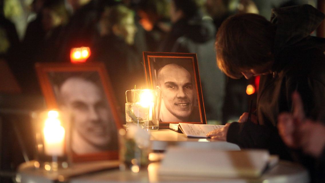 Die Menschen tragen sich am Mittwoch vor der Fußball-Arena in Hannover in ein Kondolenzbuch für den verstorbenen Nationaltorwart Robert Enke ein.