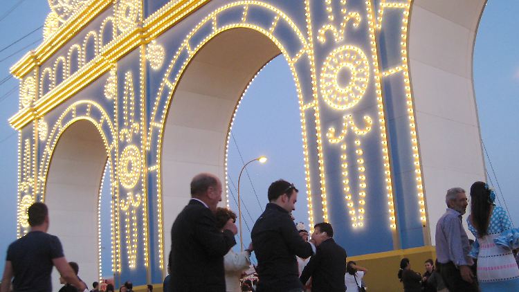 Die Portada, das 40 Meter hohe und 50 Meter breite Eingangstor zur Feria, wird jährlich neu gestaltet. Abends wird es von Tausenden von Glühlämpchen erleuchtet