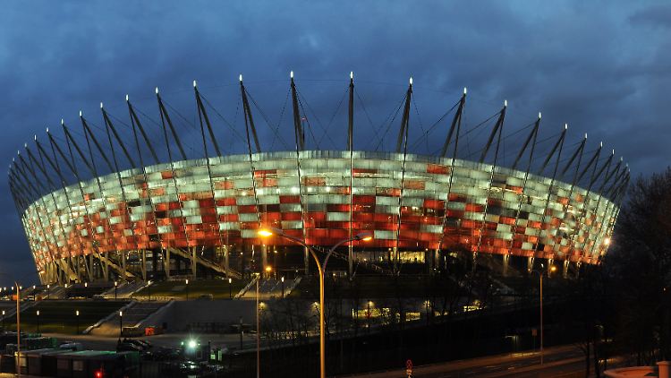 In den polnischen Nationalfarben Weiß und Rot gehalten, erinnert das Nationalstadion von Warschau ein wenig an die Königskrone des Adlers im polnischen Wappen.