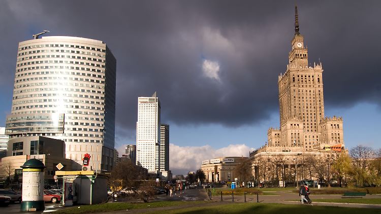 Neue Glasbauten bilden in Warschau einen Kontrast zu den historischen Bauten wie dem weithin sichtbaren Kulturpalast (r).