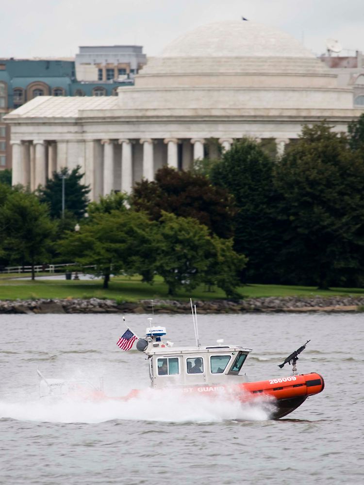 Die Stadt Washington bezieht fast ihr gesamtes Trinkwasser aus dem Fluss. (Boot der US-Küstenwache vor dem Jefferson Memorial)