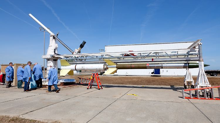 Nadelspitz und gefüllt mit hochexplosivem Trimethylaluminium: eine Orion-Rakete mit Terrier-Startstufe (l.).