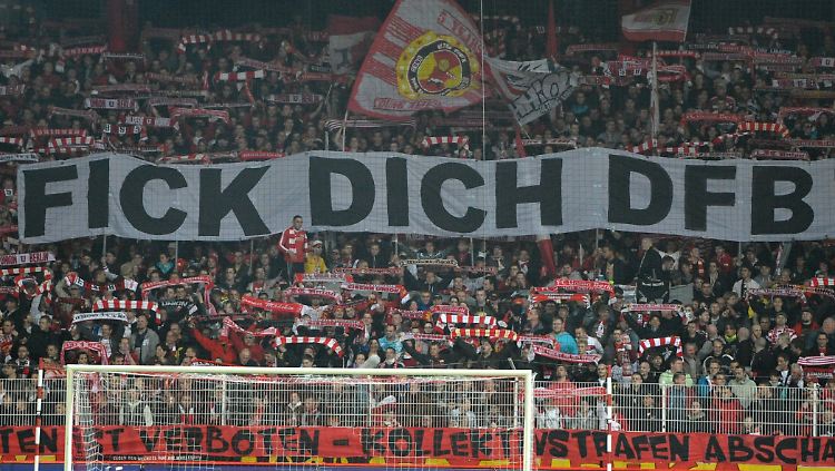 Klare Ansage: Berliner Fußballfreunde in Köpenick.