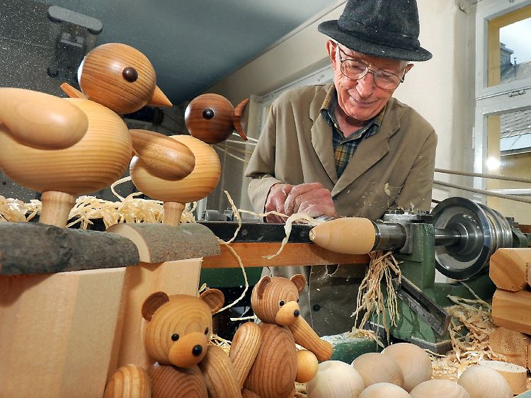 Die Fertigung von Holzspielzeug hat in Seiffen eine sehr lange Tradition.