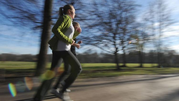 Nach der Arbeit gleich umziehen und loslaufen: Sport ist eines der besten Mittel, um auf andere Gedanken zu kommen.