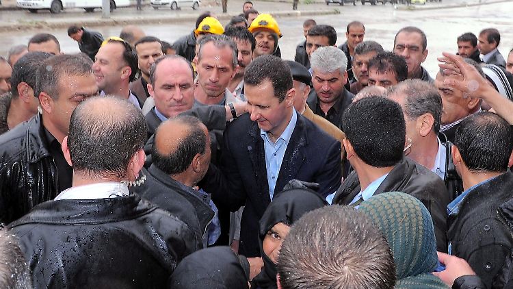 Das Staatsfernsehen zeigte Präsident Assad bei einem Besuch in Homs, wo er das Viertel Baba Amr besichtigte.