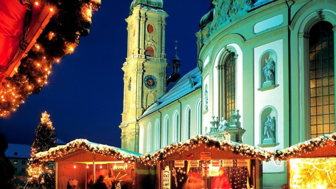 Das Klosterareal mit der Stiftskirche wird im Advent von einem großen Weihnachtsmarkt geprägt.