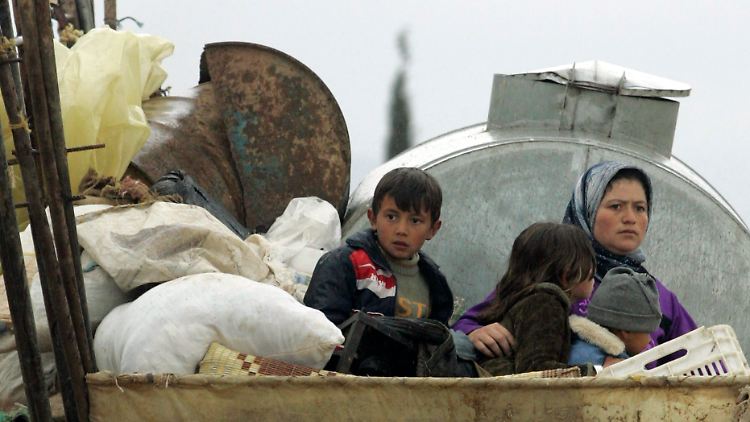 Hunderttausende Syrer sind auf der Flucht vor den Kämpfen zwischen Regime und Opposition. Wer Glück hat, kann sich ins benachbarte Ausland retten, wie diese Frau mit ihren Kindern, die es in den Libanon geschafft hat.